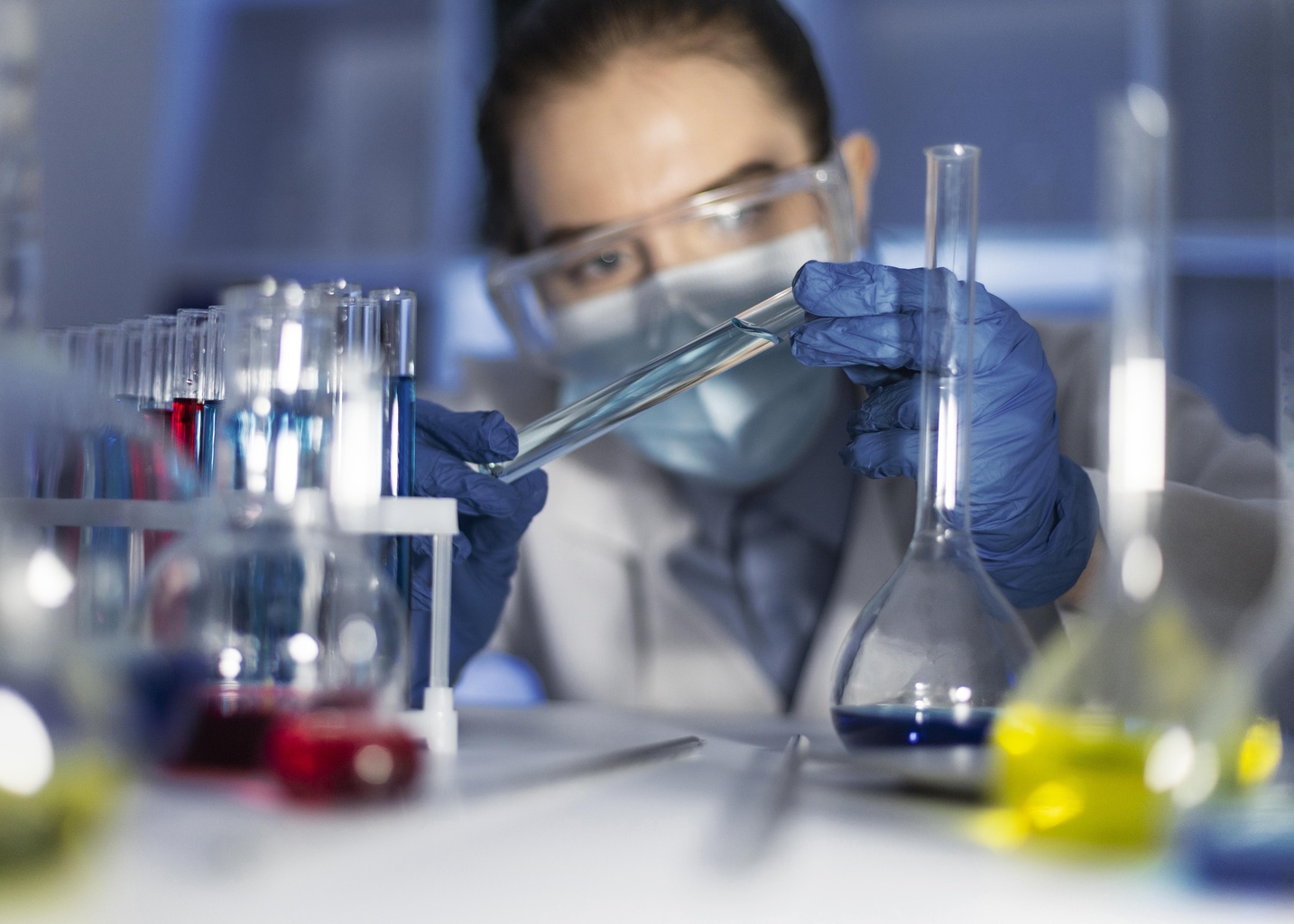 close-up-scientist-wearing-face-mask.jpg (297 KB)